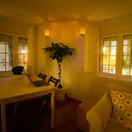 Charming Bairro Alto 2-bedroom Escape Лиссабон