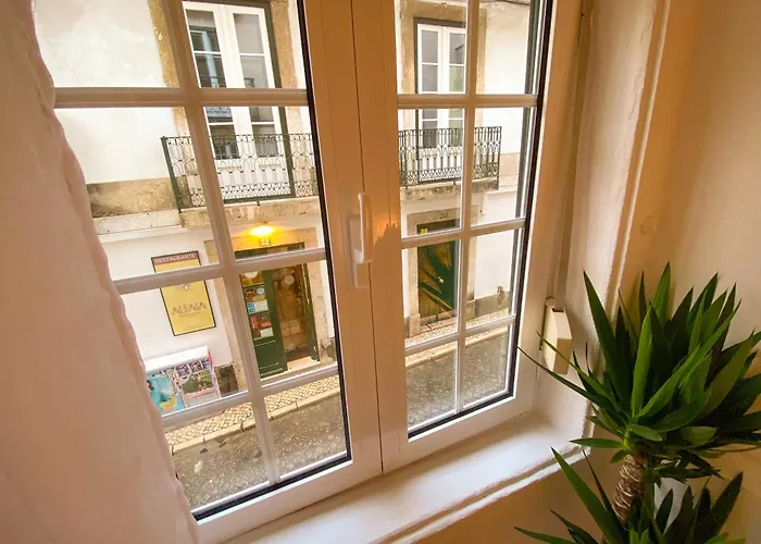 Charming Bairro Alto 2-bedroom Escape