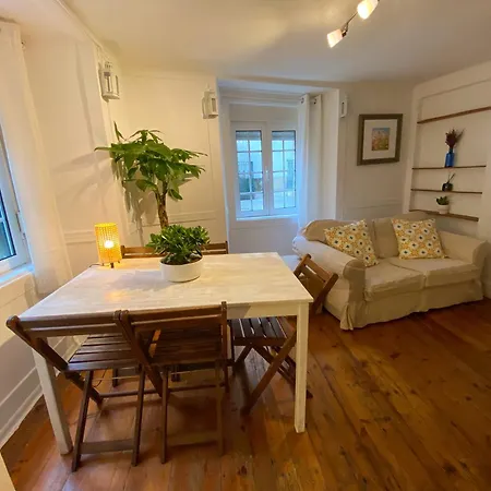 Charming Bairro Alto 2-bedroom Escape Appartement Lisboa