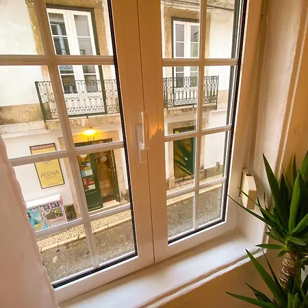 Charming Bairro Alto 2-bedroom Escape