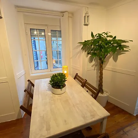 Charming Bairro Alto 2-bedroom Escape Appartamento Lisbona