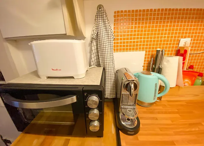 Charming Bairro Alto 2-bedroom Escape Лиссабон