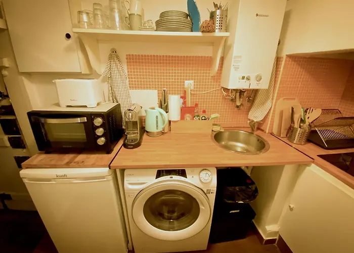 Charming Bairro Alto 2-bedroom Escape Лиссабон