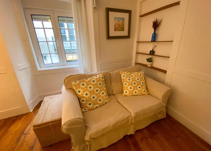 Charming Bairro Alto 2-bedroom Escape Лиссабон