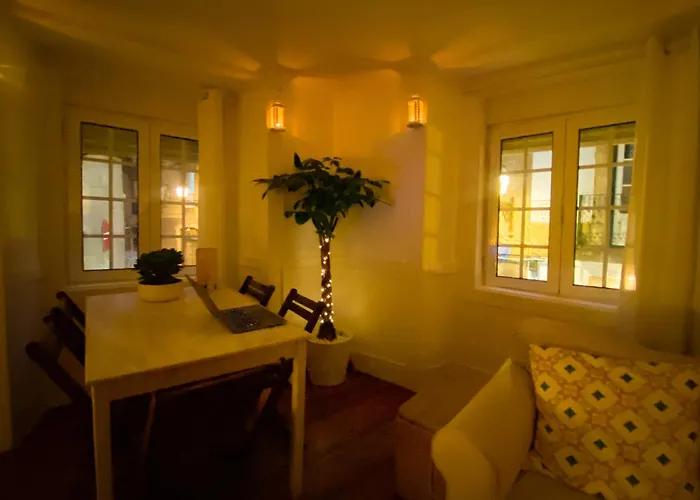 Charming Bairro Alto 2-bedroom Escape Лиссабон