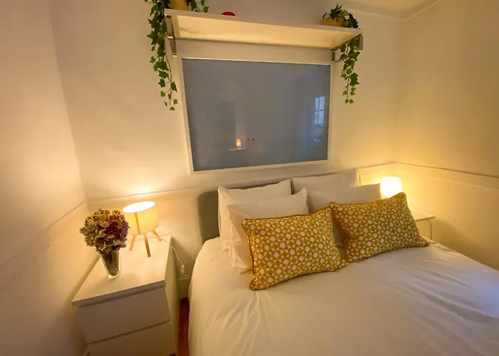 Charming Bairro Alto 2-bedroom Escape * Лиссабон